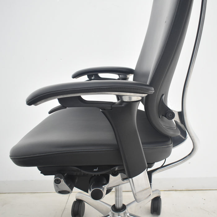 【中古】オカムラ　コンテッサ　大型ヘッドレスト　可動肘　アルミポリッシュ　革張り　2025090207【中古オフィス家具】
