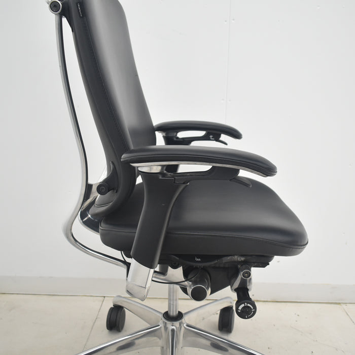 【中古】オカムラ　コンテッサ　大型ヘッドレスト　可動肘　アルミポリッシュ　革張り　2025090207【中古オフィス家具】