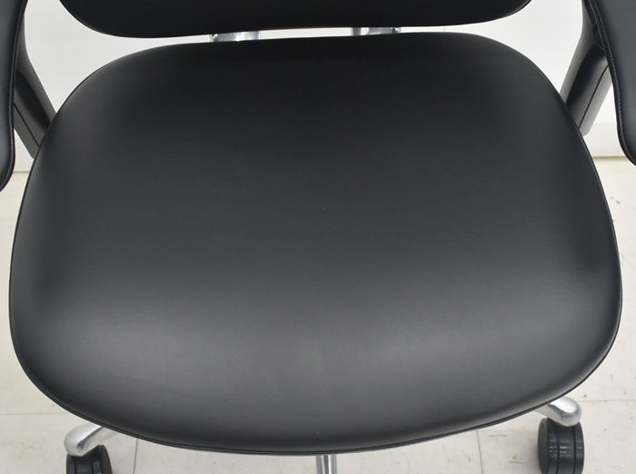 【中古】オカムラ　コンテッサ　大型ヘッドレスト　可動肘　アルミポリッシュ　革張り　2025090301【中古オフィス家具】
