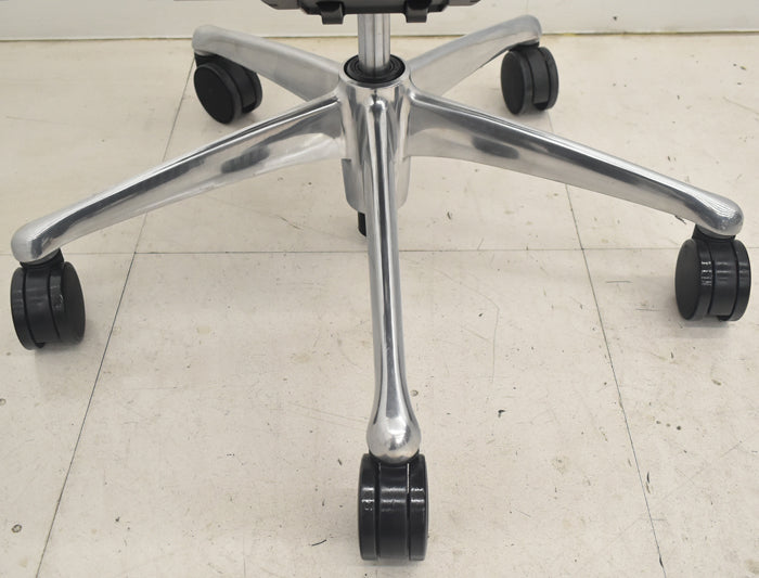 【中古】オカムラ　コンテッサ　大型ヘッドレスト　可動肘　アルミポリッシュ　革張り　2025090301【中古オフィス家具】