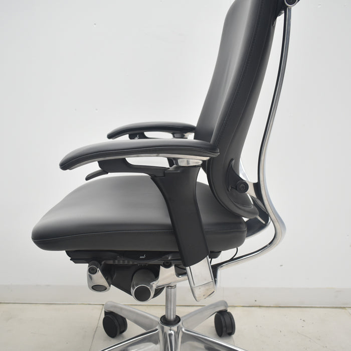 【中古】オカムラ　コンテッサ　大型ヘッドレスト　可動肘　アルミポリッシュ　革張り　2025090301【中古オフィス家具】