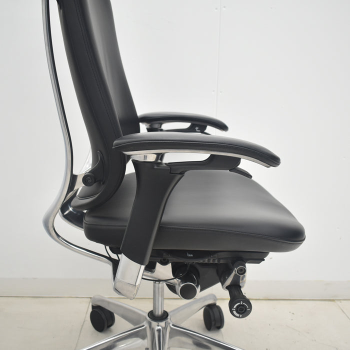 【中古】オカムラ　コンテッサ　大型ヘッドレスト　可動肘　アルミポリッシュ　革張り　2025090301【中古オフィス家具】