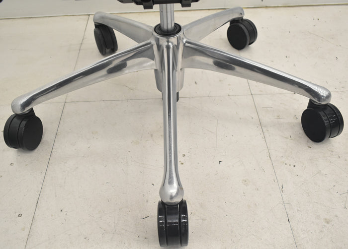 【中古】オカムラ　コンテッサ　大型ヘッドレスト　可動肘　アルミポリッシュ　革張り　2025090302【中古オフィス家具】
