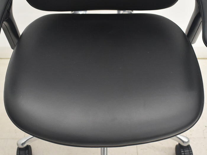 【中古】オカムラ　コンテッサ　大型ヘッドレスト　可動肘　アルミポリッシュ　革張り　2025090303【中古オフィス家具】
