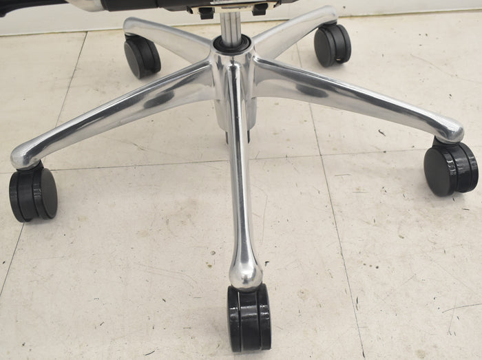 【中古】オカムラ　コンテッサ　大型ヘッドレスト　可動肘　アルミポリッシュ　革張り　2025090303【中古オフィス家具】