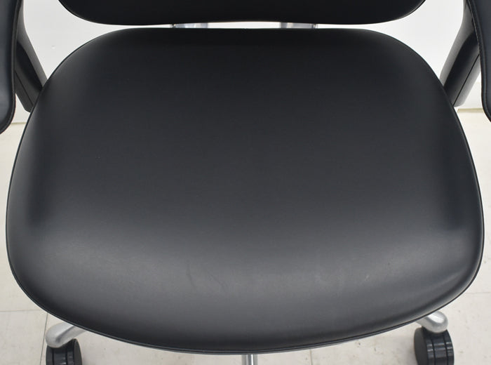 【中古】オカムラ　コンテッサ　大型ヘッドレスト　可動肘　アルミポリッシュ　革張り　2025090304【中古オフィス家具】