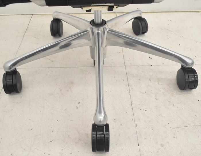 【中古】オカムラ　コンテッサ　大型ヘッドレスト　可動肘　アルミポリッシュ　革張り　2025090304【中古オフィス家具】