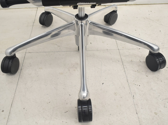 【中古】オカムラ　コンテッサ　大型ヘッドレスト　可動肘　アルミポリッシュ　革張り　2025090305【中古オフィス家具】
