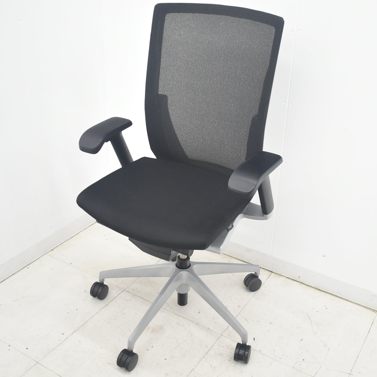 【中古】イトーキ　ヴェント　ハイバック　可動肘　シルバー脚　2025090903【中古オフィス家具】