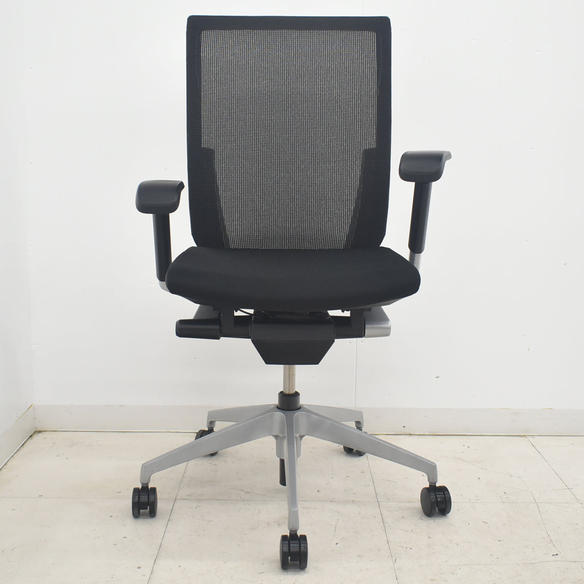 【中古】イトーキ　ヴェント　ハイバック　可動肘　シルバー脚　2025090903【中古オフィス家具】