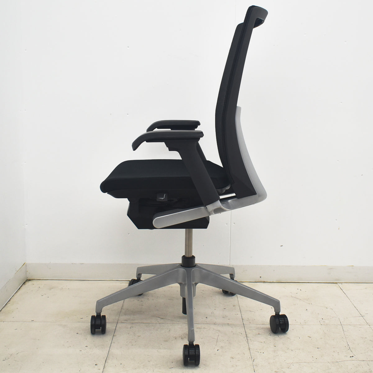 【中古】イトーキ　ヴェント　ハイバック　可動肘　シルバー脚　2025090903【中古オフィス家具】