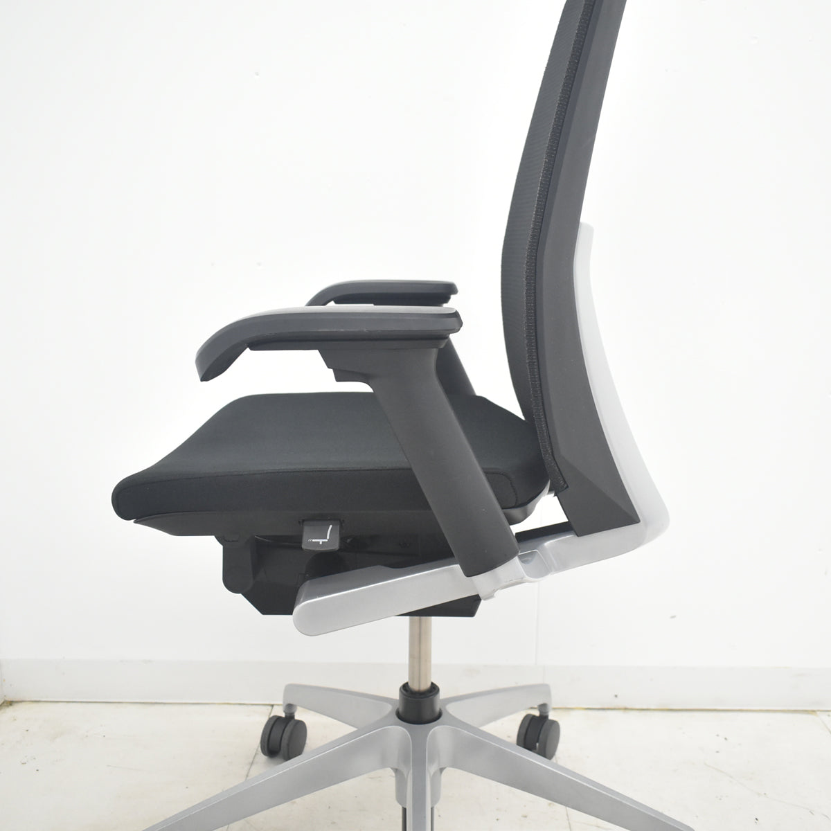 【中古】イトーキ　ヴェント　ハイバック　可動肘　シルバー脚　2025090903【中古オフィス家具】