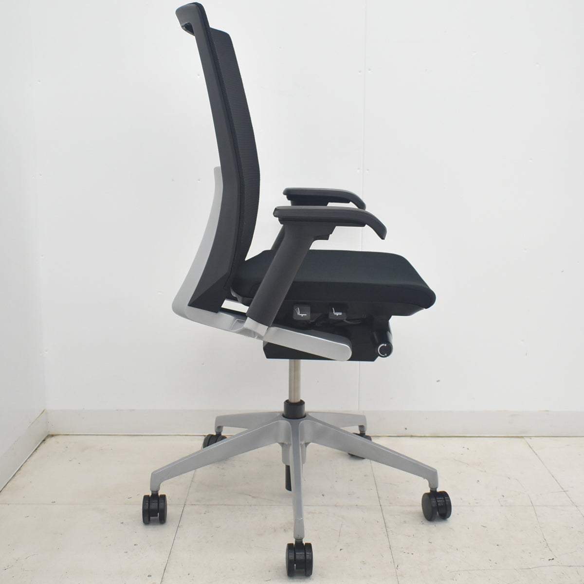 【中古】イトーキ　ヴェント　ハイバック　可動肘　シルバー脚　2025090903【中古オフィス家具】