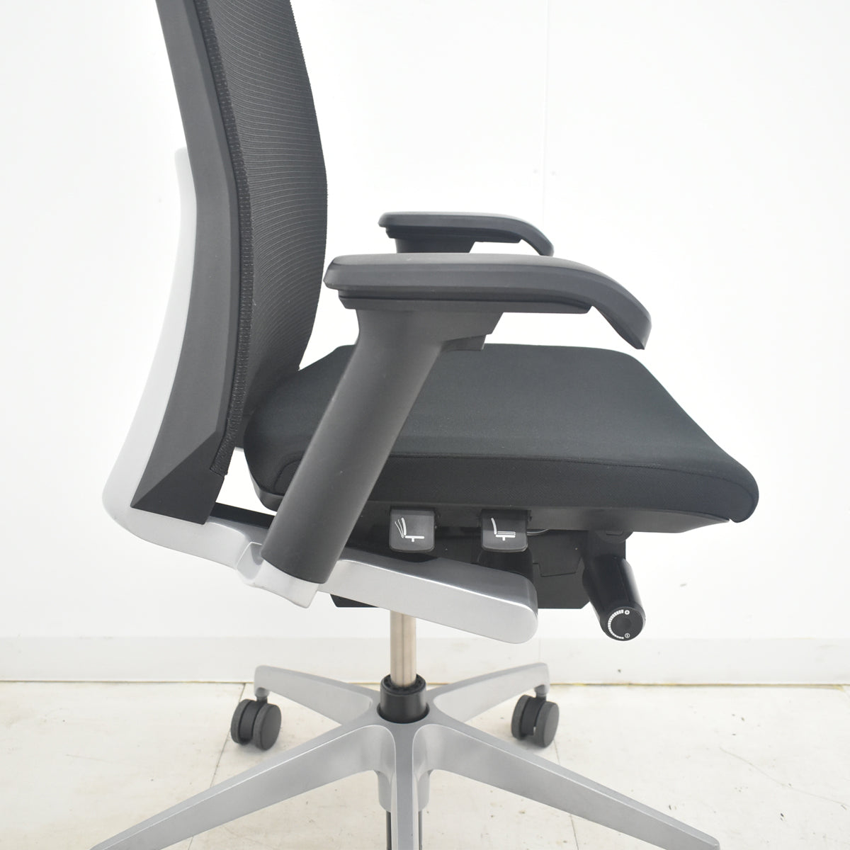 【中古】イトーキ　ヴェント　ハイバック　可動肘　シルバー脚　2025090903【中古オフィス家具】