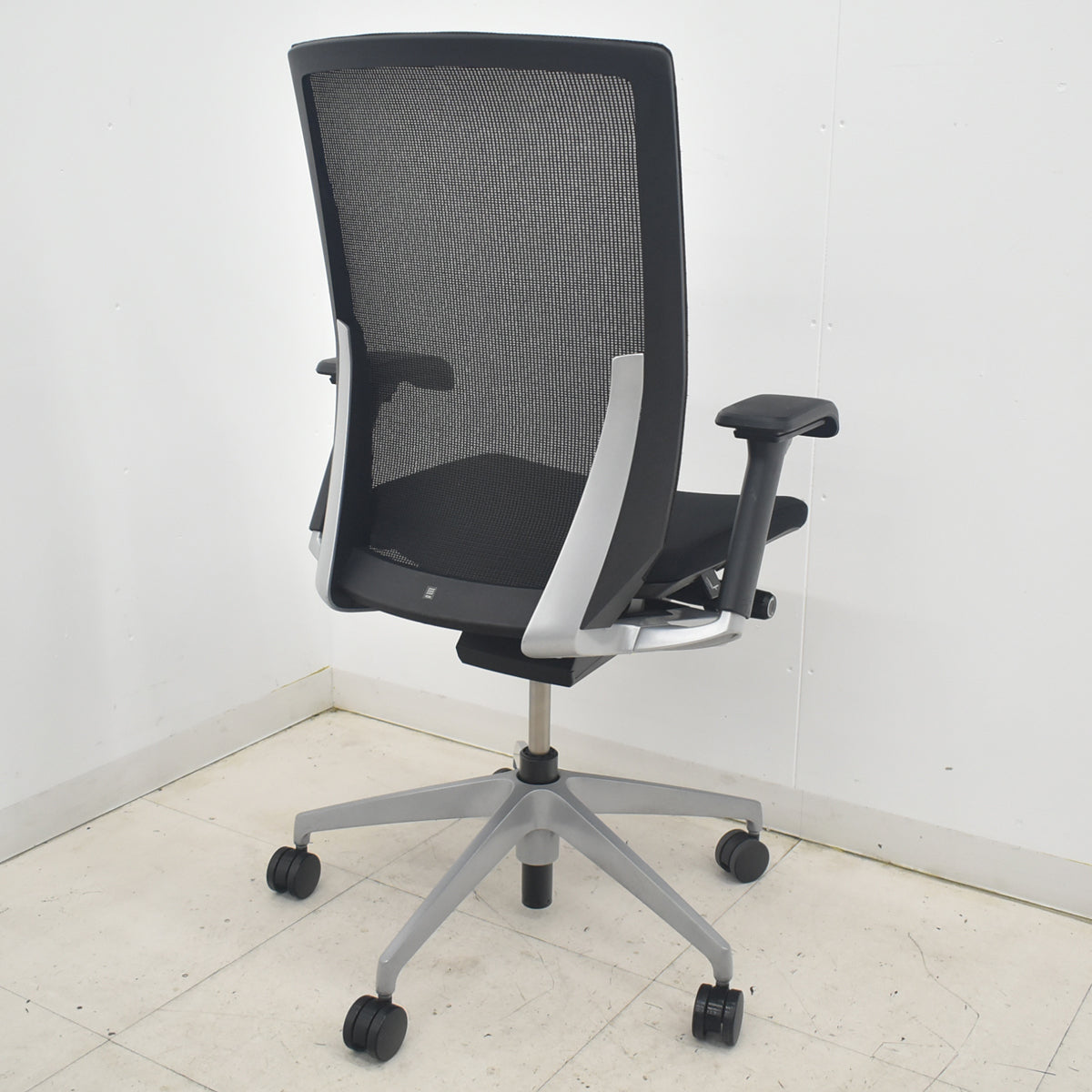 【中古】イトーキ　ヴェント　ハイバック　可動肘　シルバー脚　2025090903【中古オフィス家具】