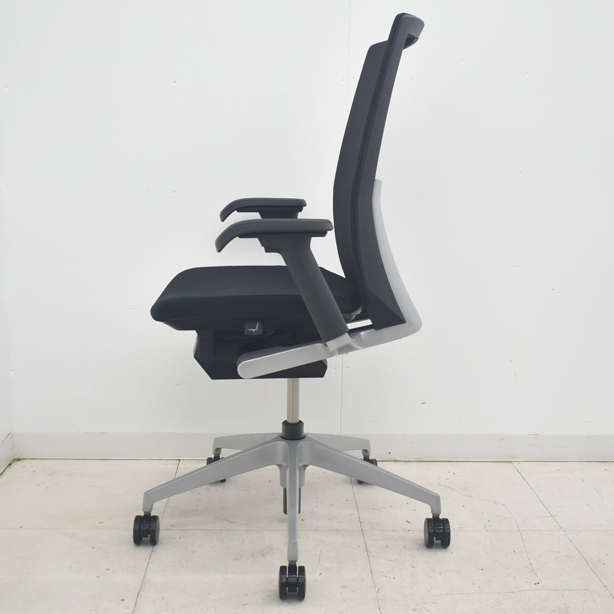 【中古】イトーキ　ヴェント　ハイバック　可動肘　シルバー脚　2025090904【中古オフィス家具】
