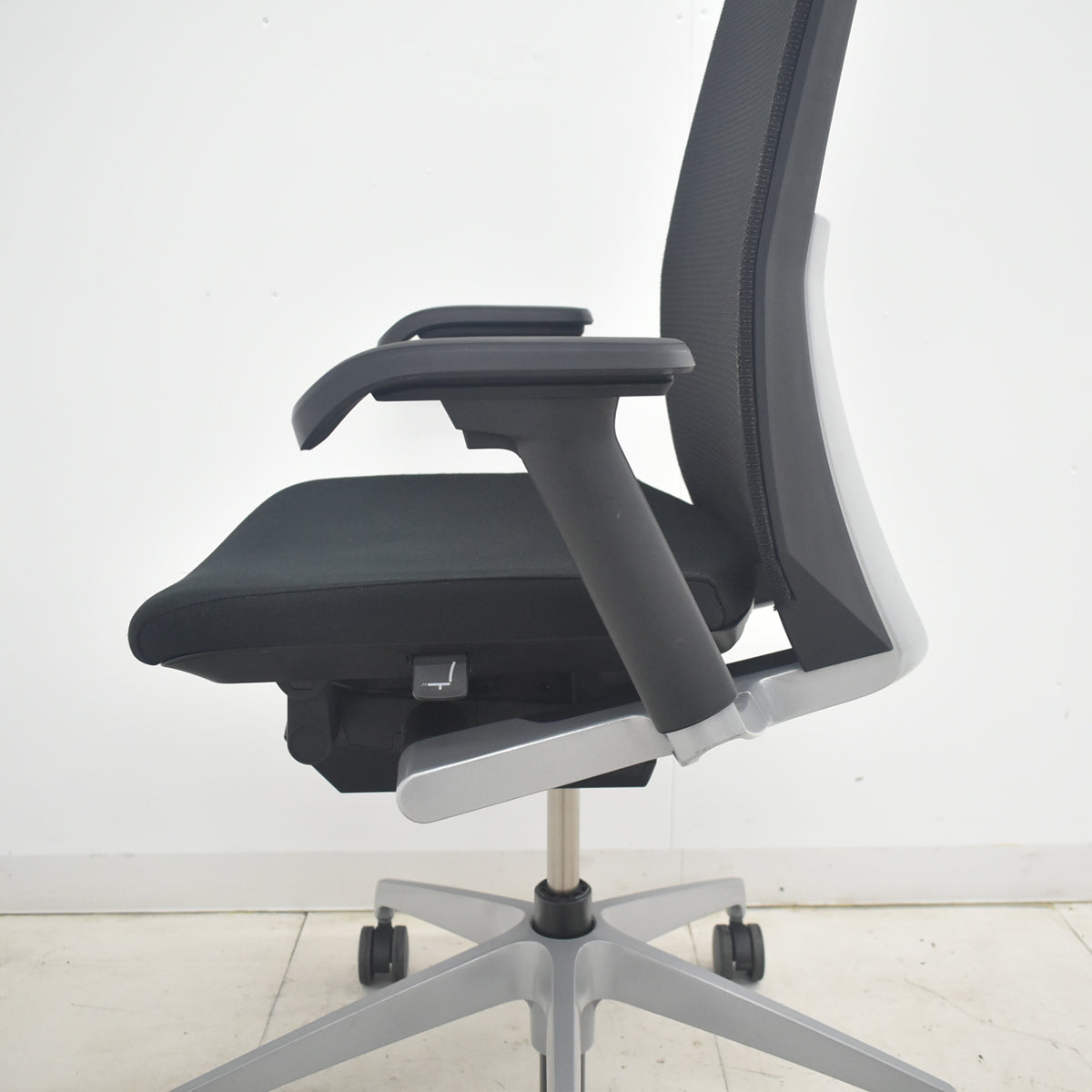 【中古】イトーキ　ヴェント　ハイバック　可動肘　シルバー脚　2025090904【中古オフィス家具】
