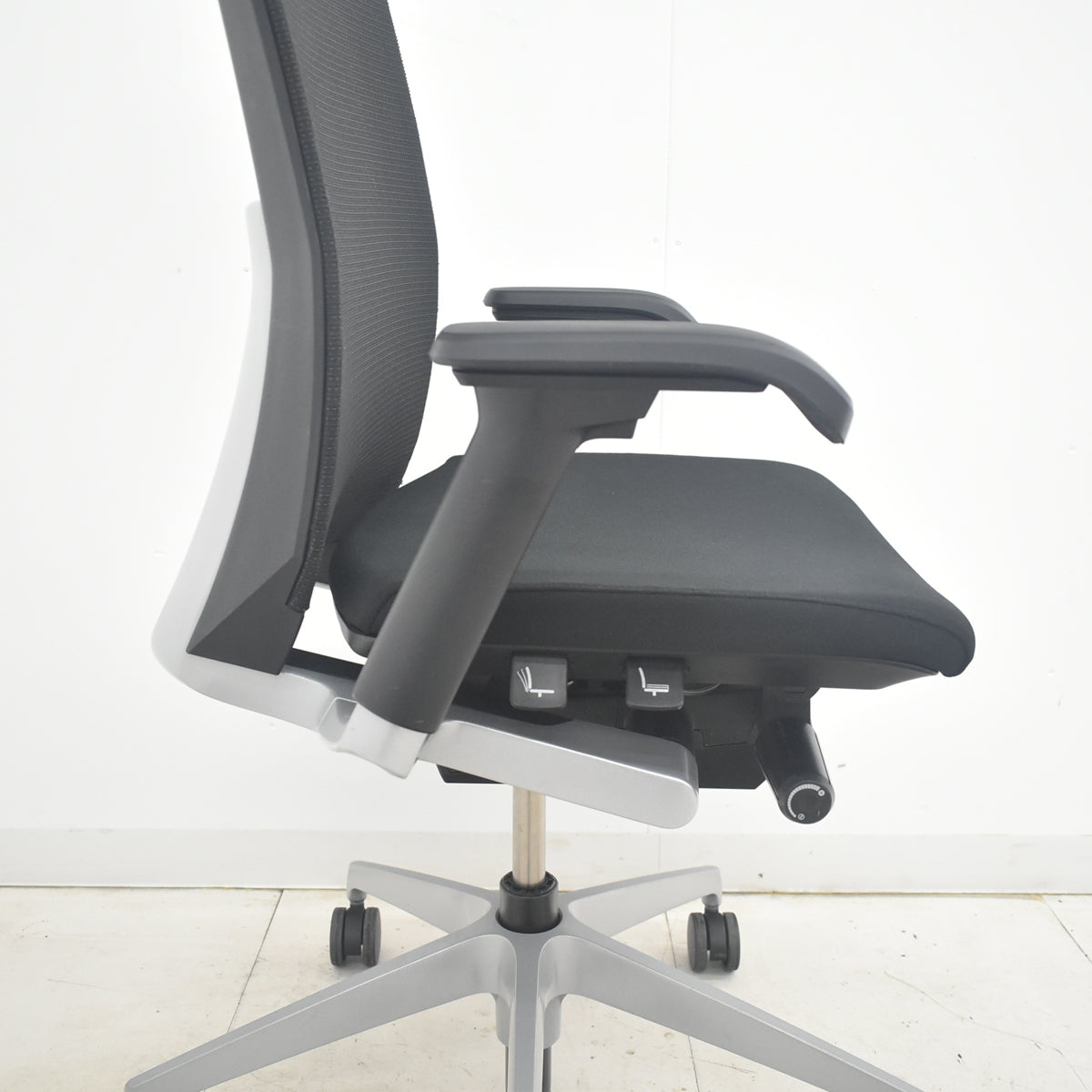 【中古】イトーキ　ヴェント　ハイバック　可動肘　シルバー脚　2025090904【中古オフィス家具】