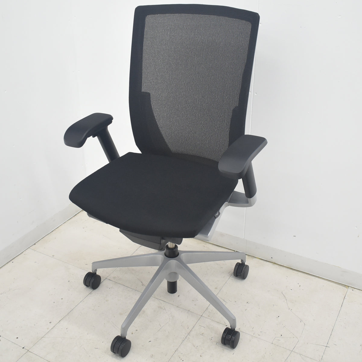 【中古】イトーキ　ヴェント　ハイバック　可動肘　シルバー脚　2025090904【中古オフィス家具】