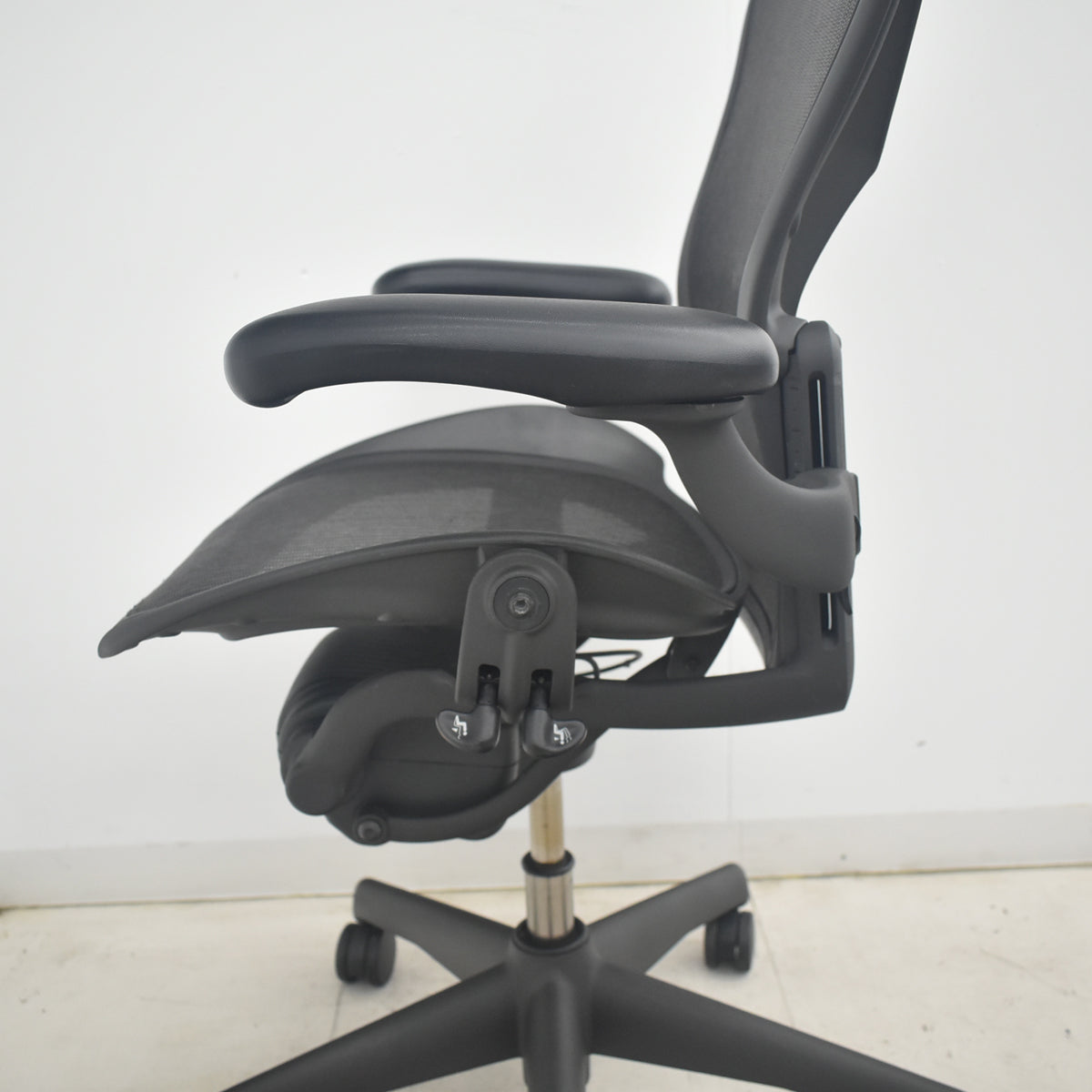 【中古】ハーマンミラー　アーロンチェア　Bサイズ　フル装備　2025091001【中古オフィス家具】