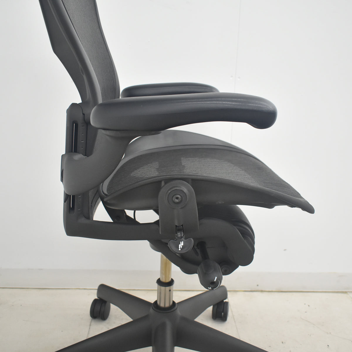 【中古】ハーマンミラー　アーロンチェア　Bサイズ　フル装備　2025091001【中古オフィス家具】
