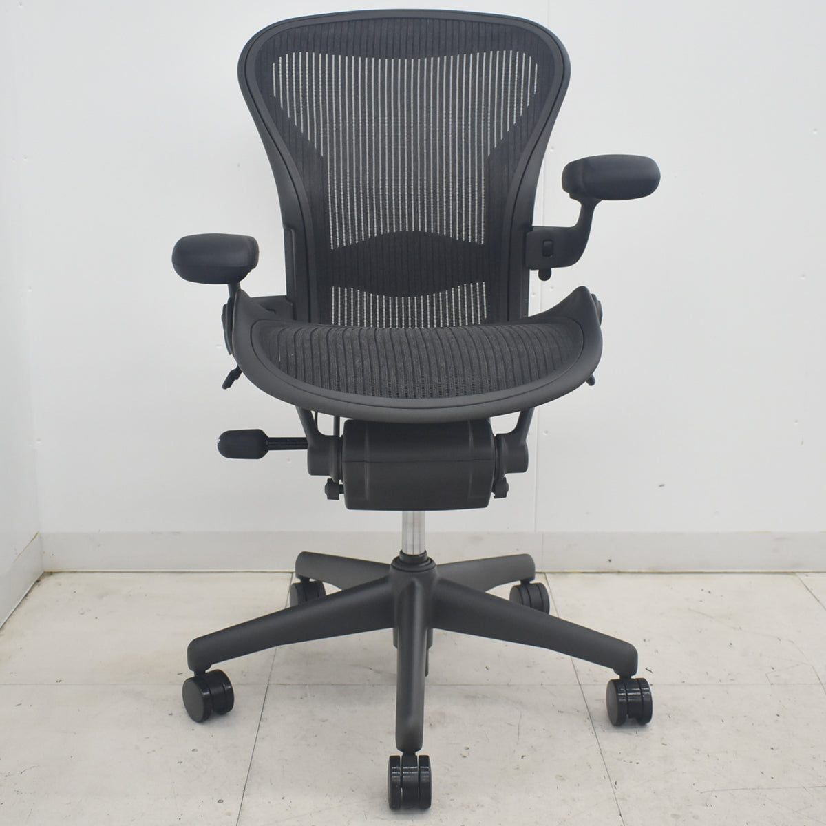 【中古】ハーマンミラー　アーロンチェア　Aサイズ　フル装備　ランバーサポート　肘レバータイプ（新型肘パッド）　2025091002【中古オフィス家具】