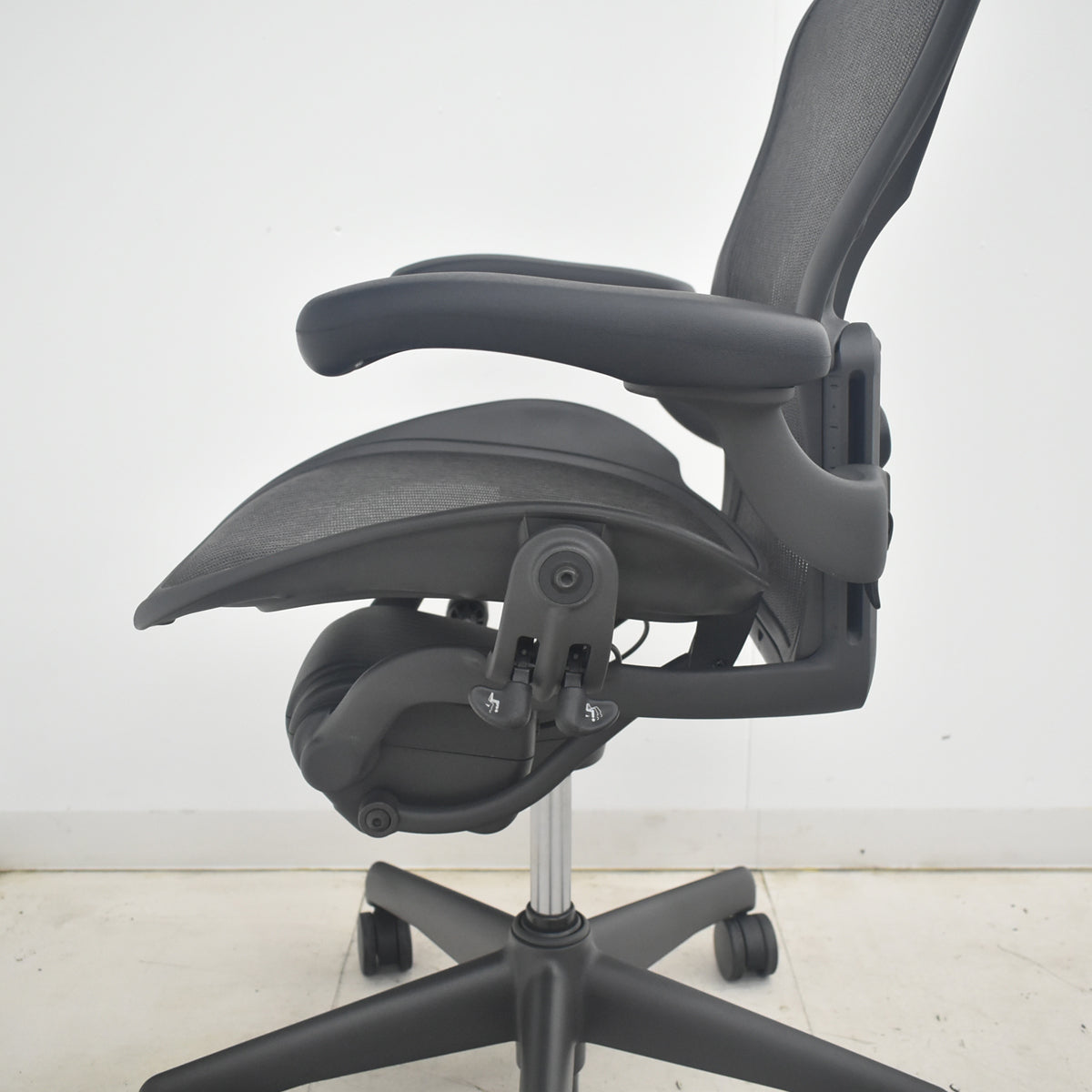 【中古】ハーマンミラー　アーロンチェア　Aサイズ　フル装備　ランバーサポート　肘レバータイプ（新型肘パッド）　2025091002【中古オフィス家具】