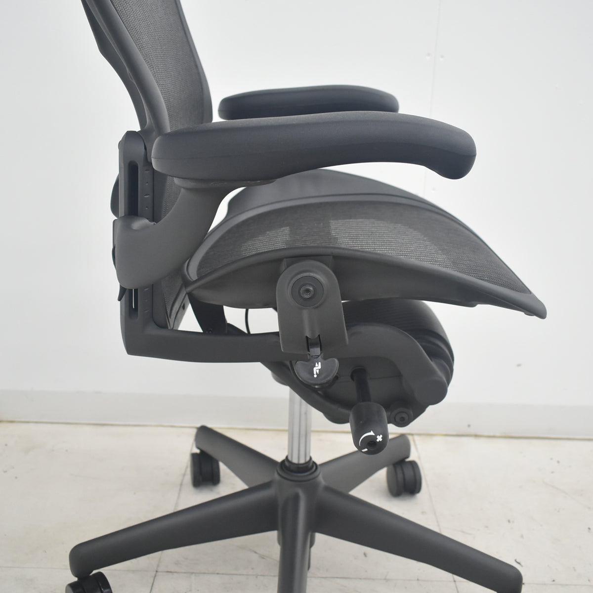 【中古】ハーマンミラー　アーロンチェア　Aサイズ　フル装備　ランバーサポート　肘レバータイプ（新型肘パッド）　2025091002【中古オフィス家具】