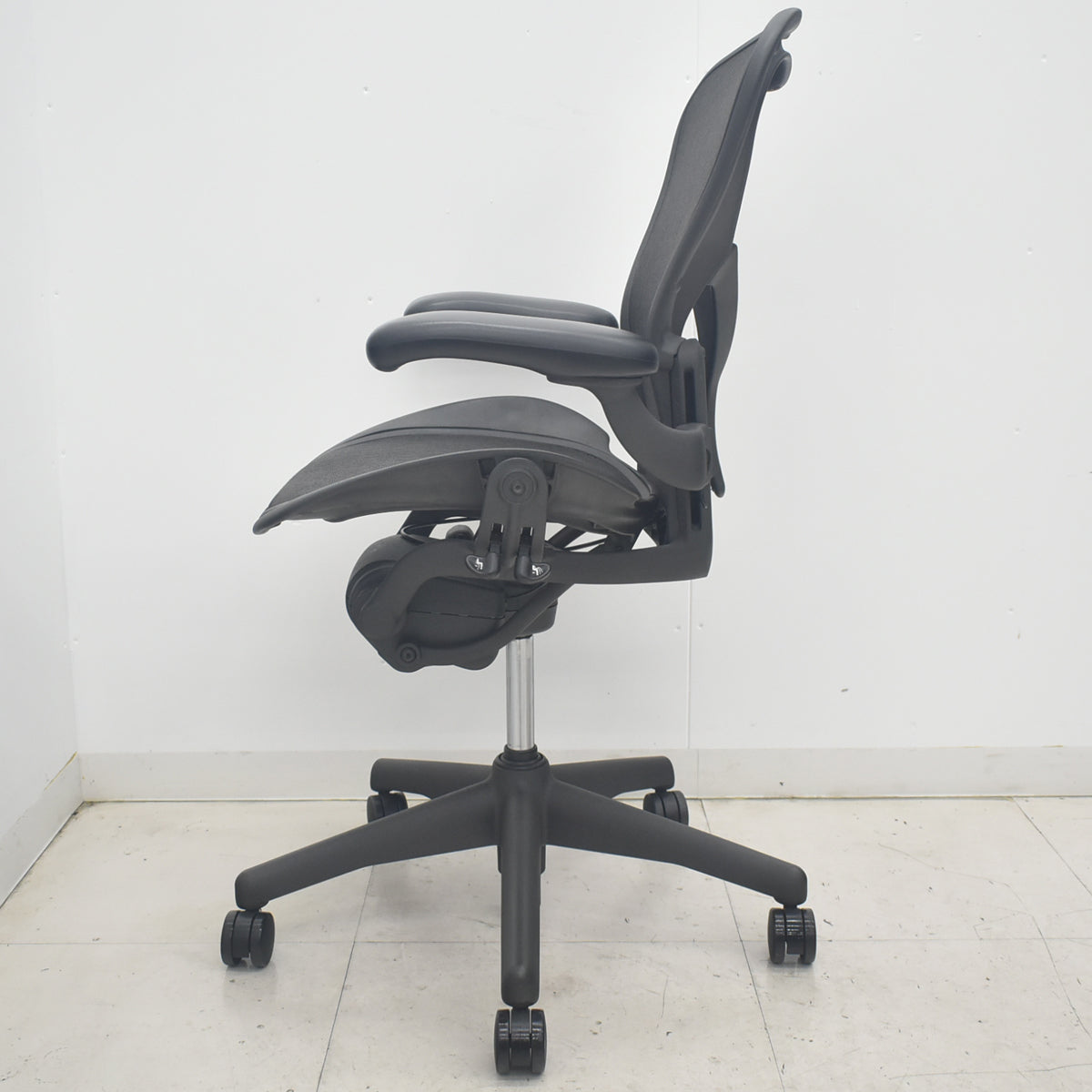 【中古】ハーマンミラー　アーロンチェア　Bサイズ　フル装備　ポスチャーフィット　肘レバータイプ　2025091004【中古オフィス家具】
