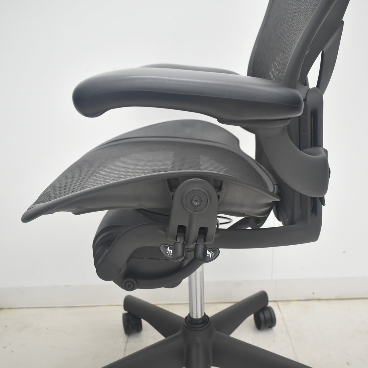 【中古】ハーマンミラー　アーロンチェア　Bサイズ　フル装備　ポスチャーフィット　肘レバータイプ　2025091004【中古オフィス家具】