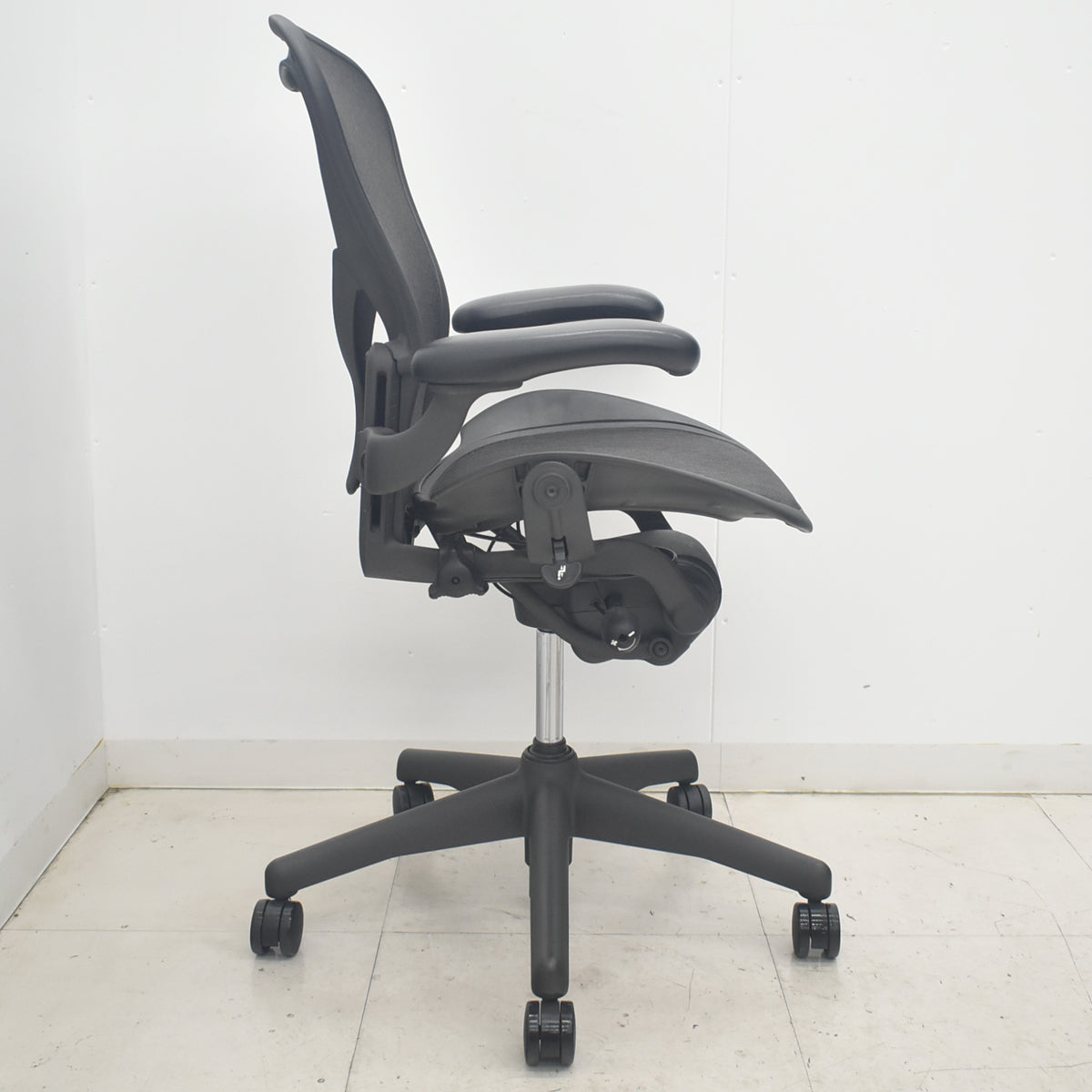 【中古】ハーマンミラー　アーロンチェア　Bサイズ　フル装備　ポスチャーフィット　肘レバータイプ　2025091004【中古オフィス家具】