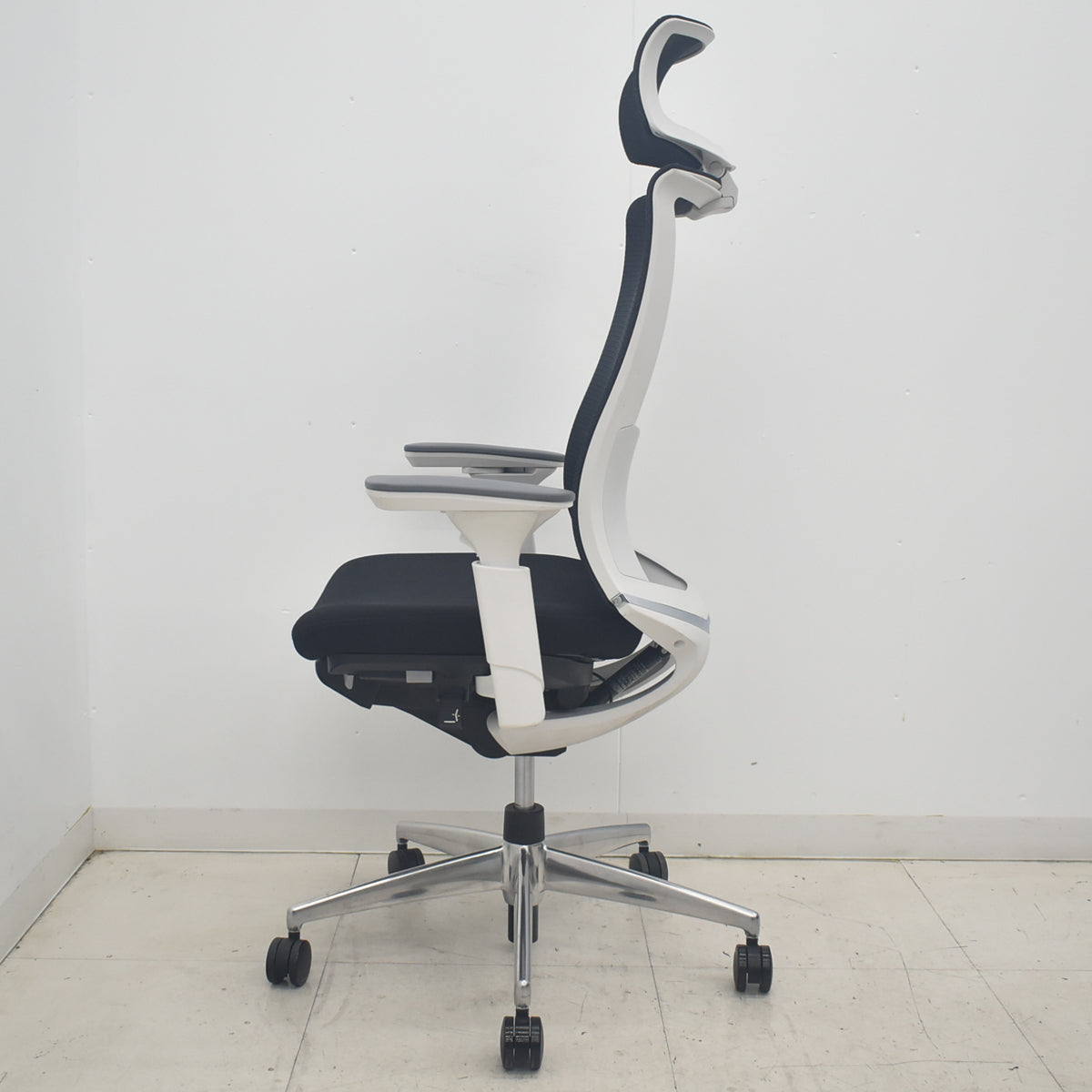 【中古】コクヨ　ベゼル　ヘッドレスト　可動肘　ウェブモーションサポート　2019年製　ポリッシュ　2025091005【中古オフィス家具】