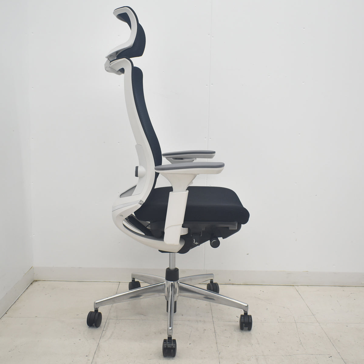 【中古】コクヨ　ベゼル　ヘッドレスト　可動肘　ウェブモーションサポート　2019年製　ポリッシュ　2025091005【中古オフィス家具】