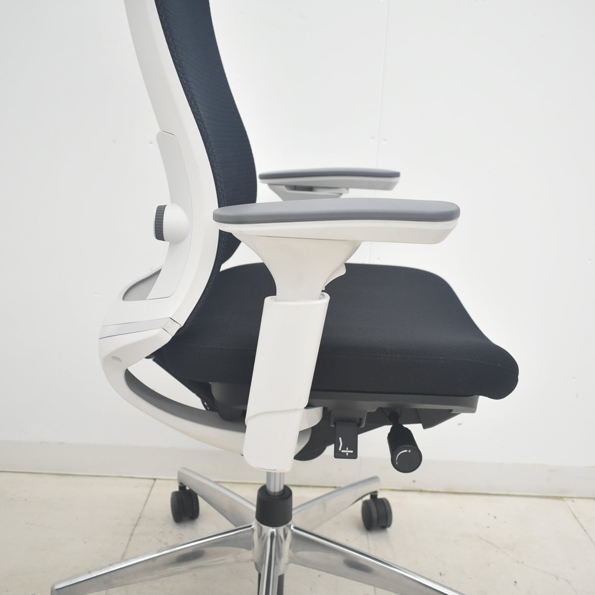 【中古】コクヨ　ベゼル　ヘッドレスト　可動肘　ウェブモーションサポート　2019年製　ポリッシュ　2025091005【中古オフィス家具】