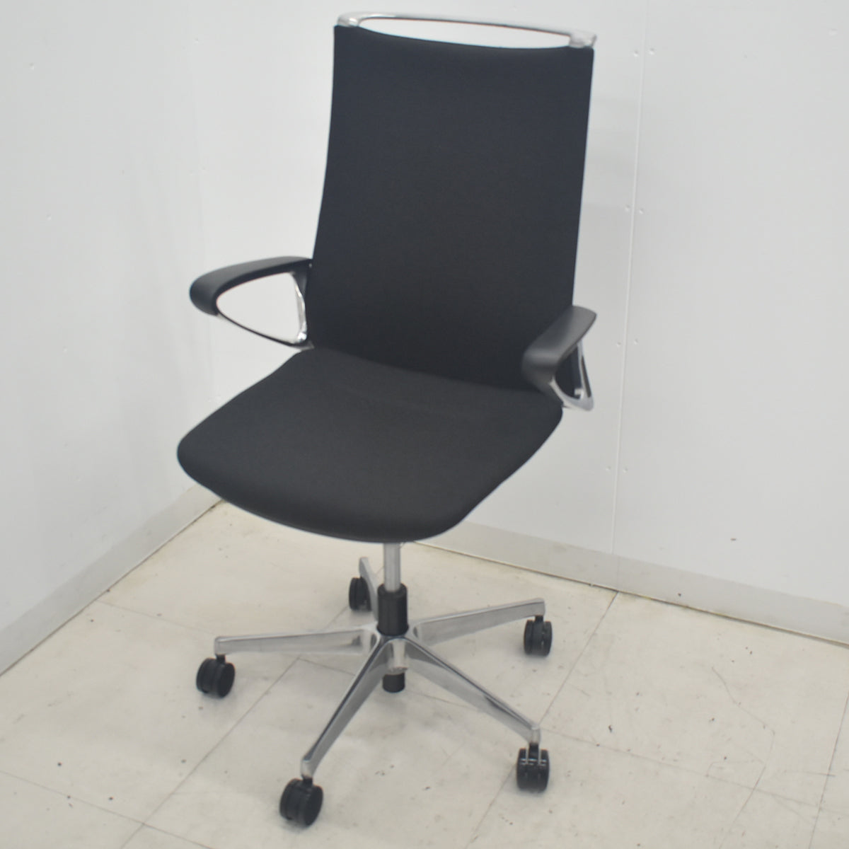 【中古】オカムラ　モードチェア　ハイバック　固定肘　ポリッシュ　2020年製　2025091006【中古オフィス家具】