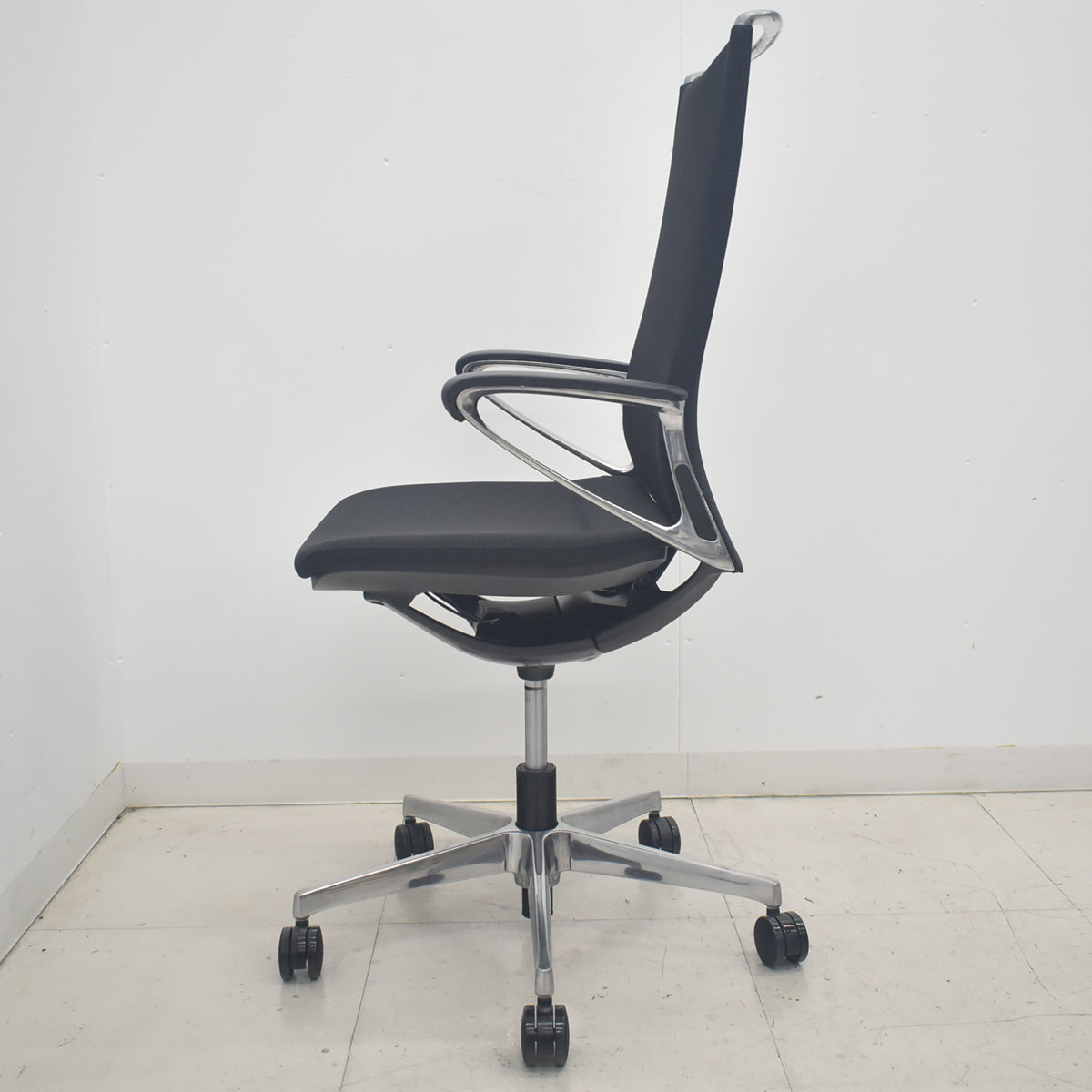【中古】オカムラ　モードチェア　ハイバック　固定肘　ポリッシュ　2020年製　2025091006【中古オフィス家具】