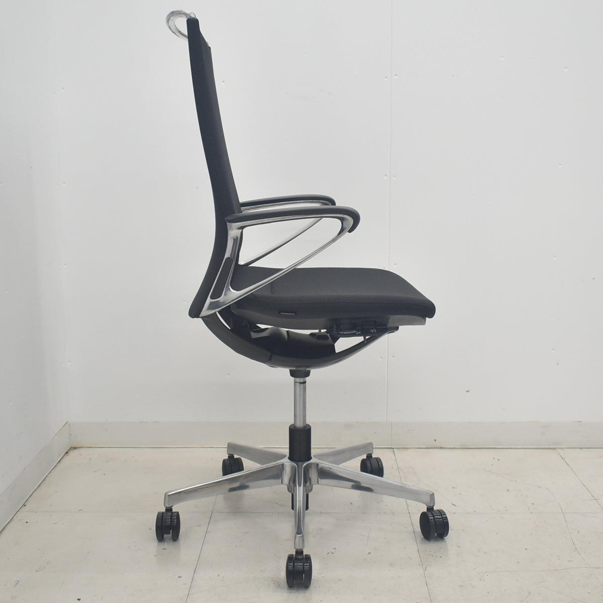 【中古】オカムラ　モードチェア　ハイバック　固定肘　ポリッシュ　2020年製　2025091006【中古オフィス家具】