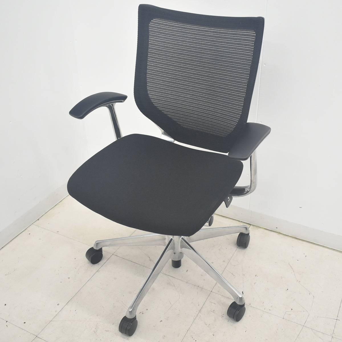 【中古】オカムラ　バロン　ローバック　固定肘　ポリッシュ　ウレタンキャスター　2025091302【中古オフィス家具】