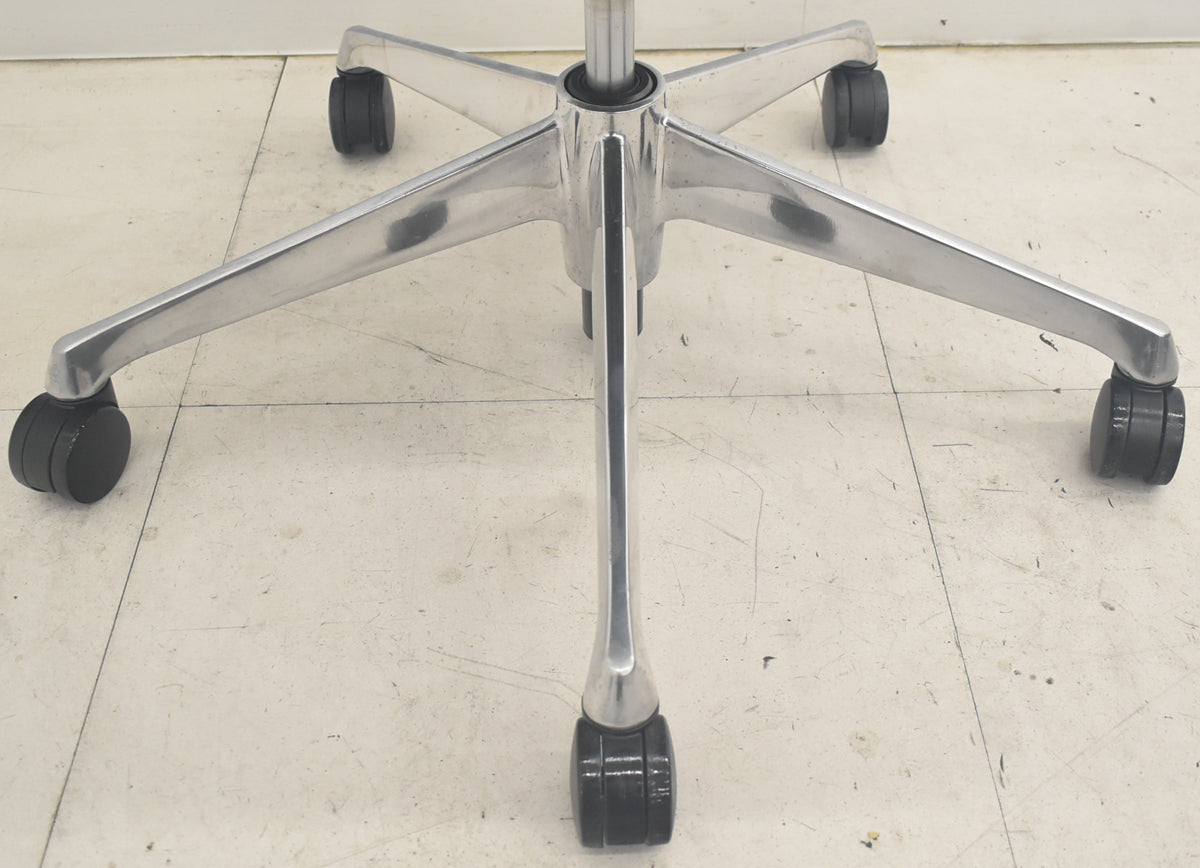 【中古】オカムラ　バロン　ローバック　固定肘　ポリッシュ　ウレタンキャスター　2025091302【中古オフィス家具】