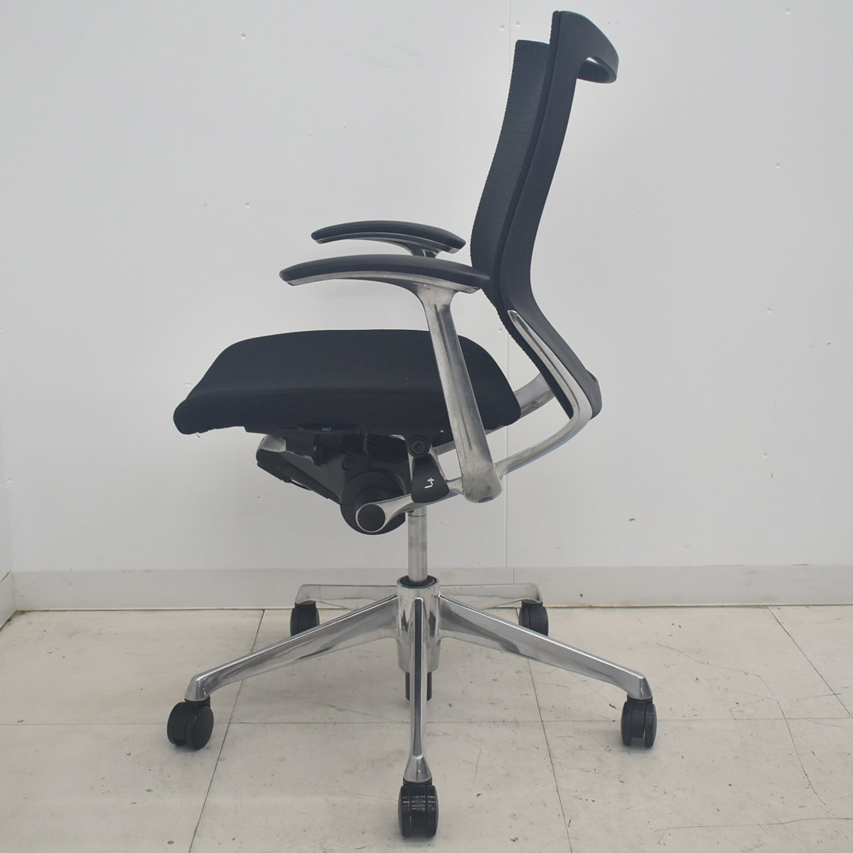 【中古】オカムラ　バロン　ローバック　固定肘　ポリッシュ　ウレタンキャスター　2025091302【中古オフィス家具】