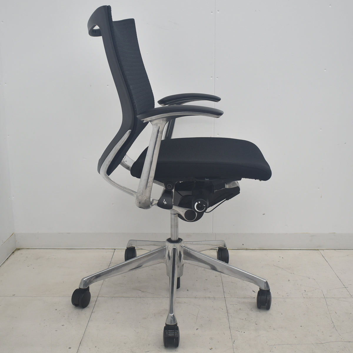 【中古】オカムラ　バロン　ローバック　固定肘　ポリッシュ　ウレタンキャスター　2025091302【中古オフィス家具】