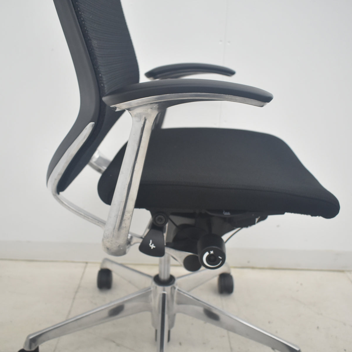 【中古】オカムラ　バロン　ローバック　固定肘　ポリッシュ　ウレタンキャスター　2025091302【中古オフィス家具】