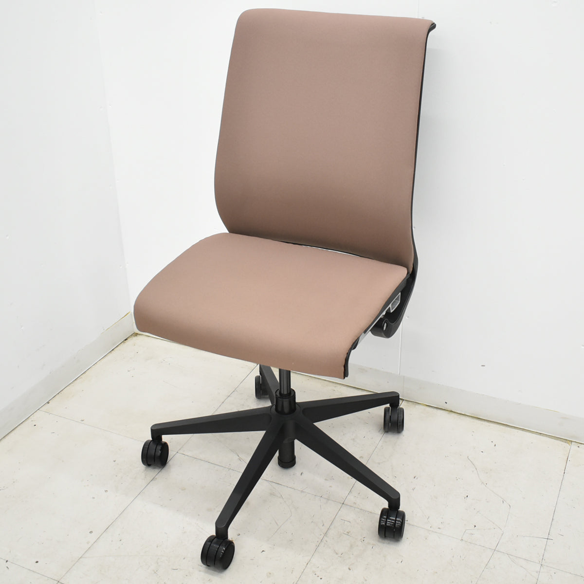 【中古】スチールケース　シンクチェア　布張り　肘なし　2025091602【中古オフィス家具】