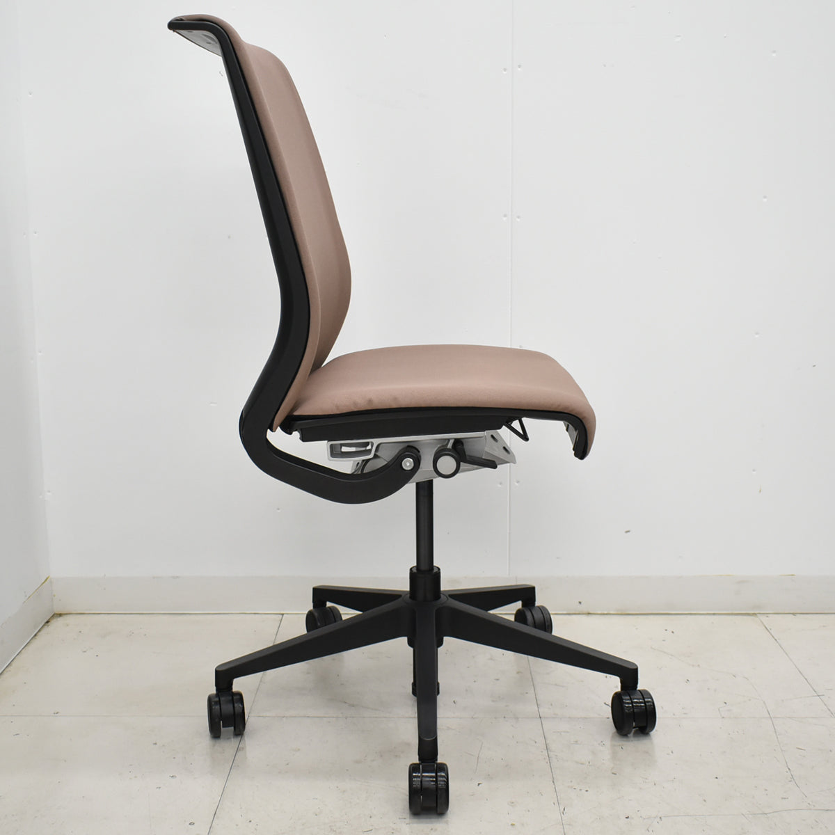 【中古】スチールケース　シンクチェア　布張り　肘なし　2025091602【中古オフィス家具】