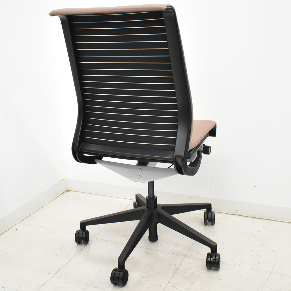 【中古】スチールケース　シンクチェア　布張り　肘なし　2025091602【中古オフィス家具】
