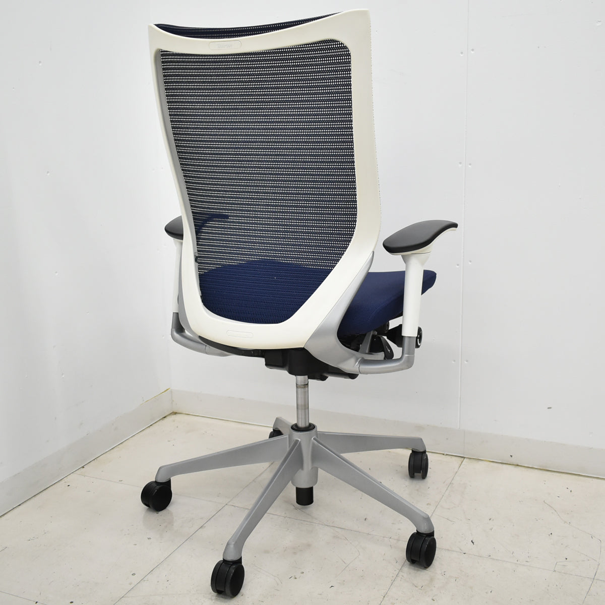 【中古】オカムラ　バロン　ハイバック　可動肘　シルバー脚　ホワイトフレーム　肘パッド新品　2025091603【中古オフィス家具】