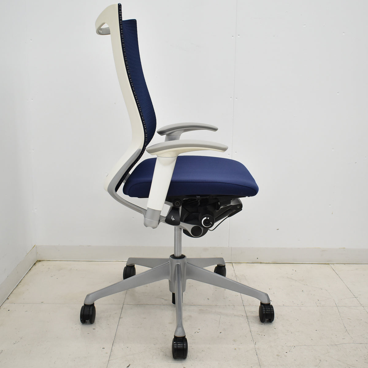 【中古】オカムラ　バロン　ハイバック　可動肘　シルバー脚　ホワイトフレーム　2025091604【中古オフィス家具】