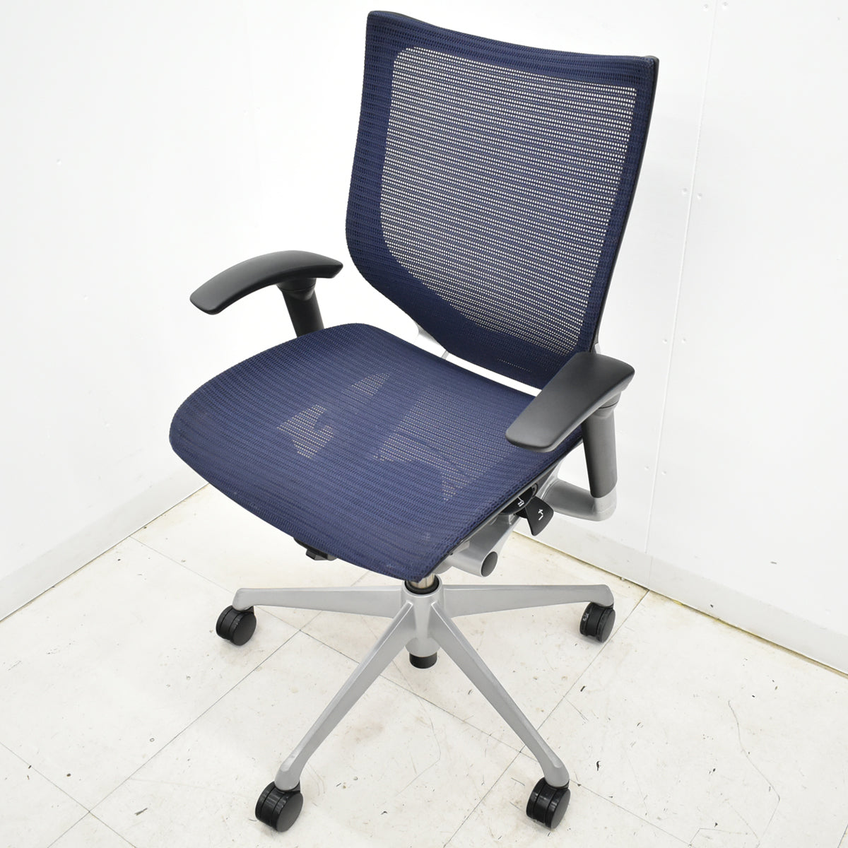 【中古】オカムラ　バロン　ローバック　可動肘　シルバー脚　肘パッド新品 2025091605【中古オフィス家具】
