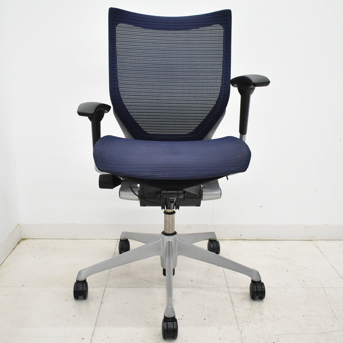 【中古】オカムラ　バロン　ローバック　可動肘　シルバー脚　肘パッド新品 2025091605【中古オフィス家具】