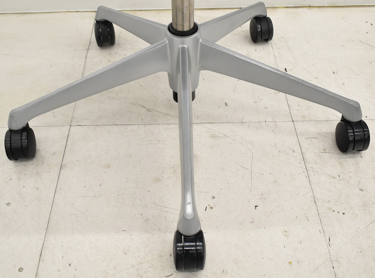 【中古】オカムラ　バロン　ローバック　可動肘　シルバー脚　肘パッド新品 2025091605【中古オフィス家具】